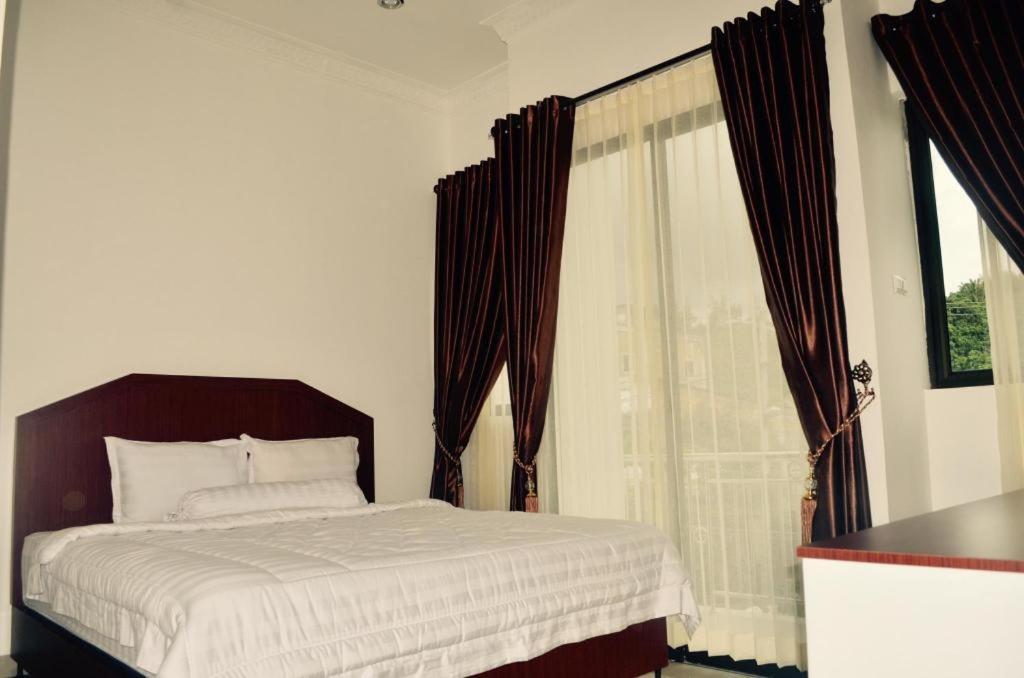 Opriss Hotel Parapat Exterior foto